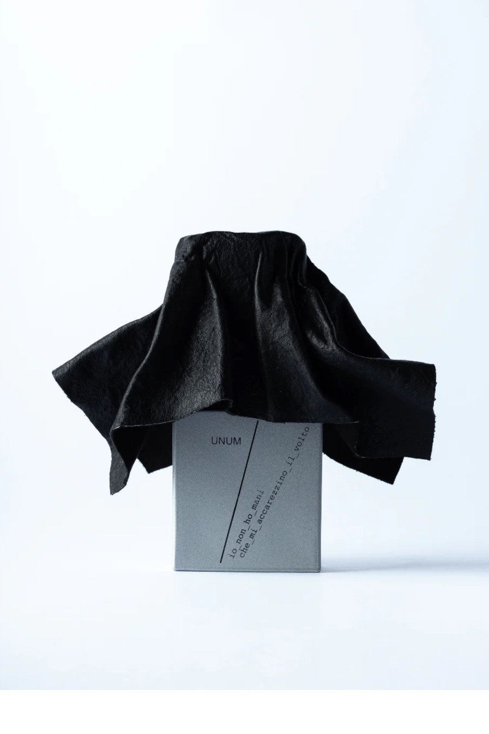 Flacon Filippo Sorcinelli Io Non Ho Mani che mi accarezzino il volto extrait de parfum, collection UNUM
