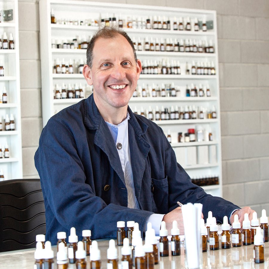 Portrait du parfumeur Hiram Green dans son studio de Gouda